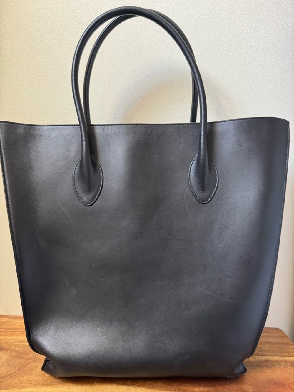 Jacquemus Black Leather Everyday Tote with Gold Logo - Picture 3 of 3